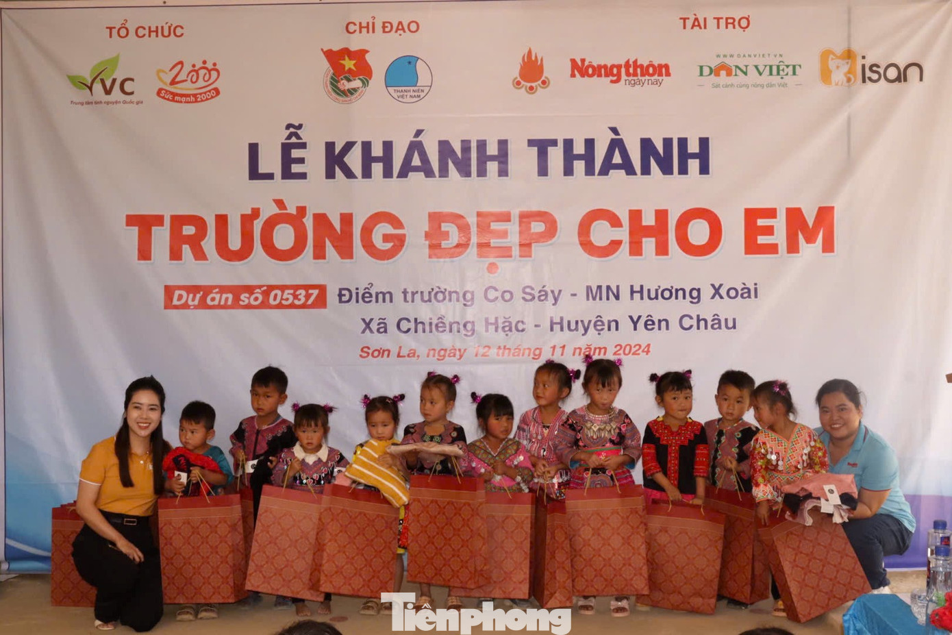Tại chương trình khánh thành, Báo Nông Thôn Ngày Nay/Điện tử Dân Việt, Công ty Cổ phần Thương mại Misan Việt Nam đã trao tặng điểm trường ti vi, hệ thống nước, tủ thư viện, áo ấm và quà cho học sinh, giáo viên tại điểm trường với tổng trị giá trên 50 triệu đồng. Tại chương trình khánh thành, Báo Nông Thôn Ngày Nay/Điện tử Dân Việt, Công ty Cổ phần Thương mại Misan Việt Nam đã trao tặng điểm trường ti vi, hệ thống nước, tủ thư viện, áo ấm và quà cho học sinh, giáo viên tại điểm trường với tổng trị giá trên 50 triệu đồng.