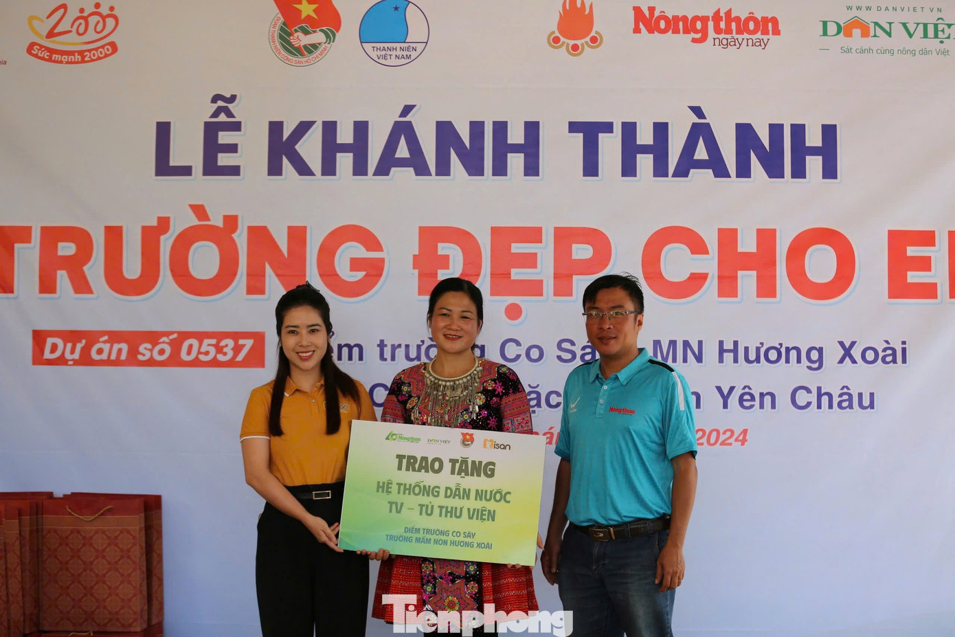 Tại chương trình khánh thành, Báo Nông Thôn Ngày Nay/Điện tử Dân Việt, Công ty Cổ phần Thương mại Misan Việt Nam đã trao tặng điểm trường ti vi, hệ thống nước, tủ thư viện, áo ấm và quà cho học sinh, giáo viên tại điểm trường với tổng trị giá trên 50 triệu đồng. Tại chương trình khánh thành, Báo Nông Thôn Ngày Nay/Điện tử Dân Việt, Công ty Cổ phần Thương mại Misan Việt Nam đã trao tặng điểm trường ti vi, hệ thống nước, tủ thư viện, áo ấm và quà cho học sinh, giáo viên tại điểm trường với tổng trị giá trên 50 triệu đồng.