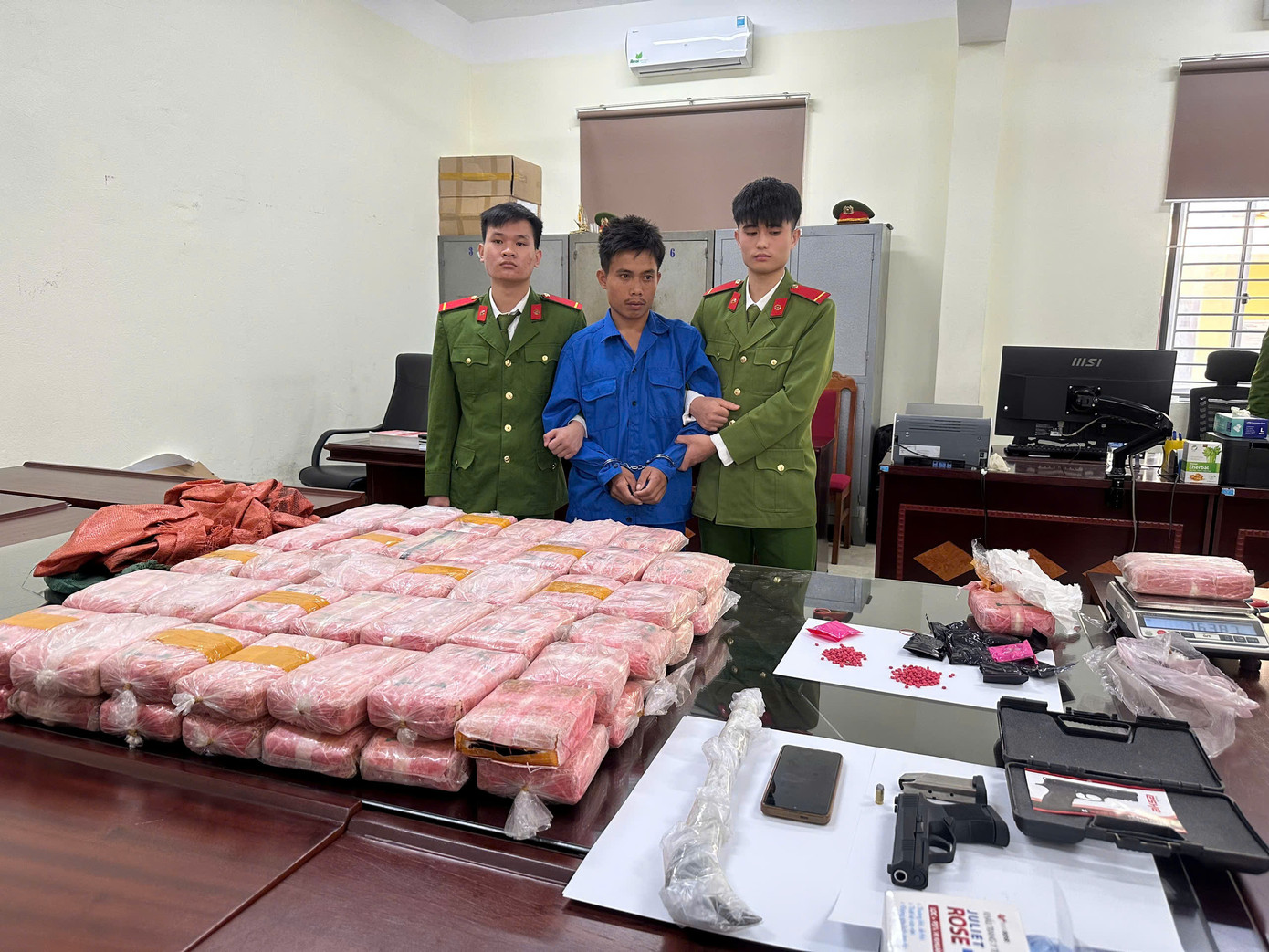 Đối tượng Vẳng Phôn Thong cùng lượng lớn ma túy bị lực lượng chức năng thu giữ. Ảnh: CACC