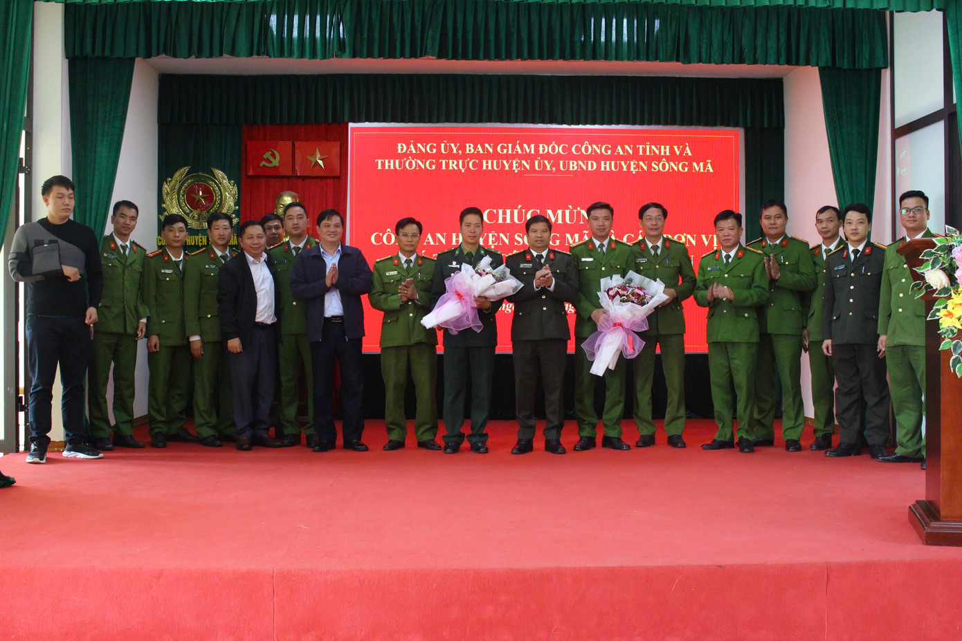 Giám đốc Công an tỉnh Sơn La chúc mừng và động viên lực lượng phá án. Ảnh: CACC