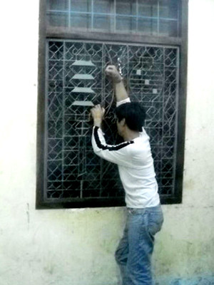 Ông Hùng bị còng tay tại cơ quan công an