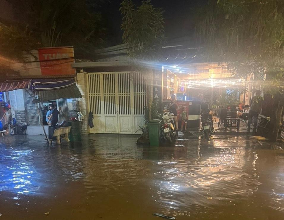 Triều cường tràn từ miệng cống gây ngập khu dân cư ở đường số 30, phường Linh Đông (TP Thủ Đức). Triều cường tràn từ miệng cống gây ngập khu dân cư ở đường số 30, phường Linh Đông (TP Thủ Đức).