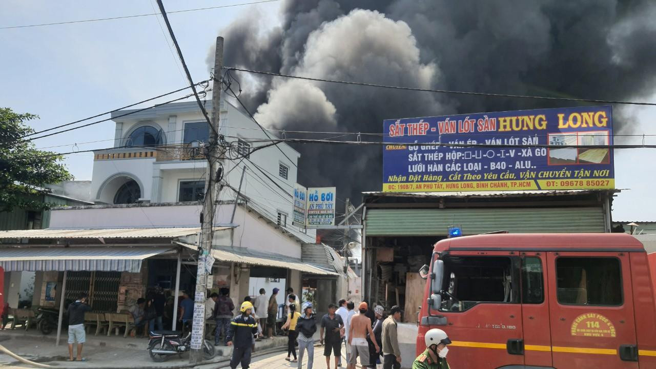 Do hiện trường có nhiều vật liệu dễ cháy nên lửa bùng lên dữ dội. Cột khói đen bốc cao khoảng 40 m. Cùng với đó, trời nắng gắt, kèm gió mạnh khiến đám cháy có nguy cơ lan sang nhà dân và các công ty lân cận.