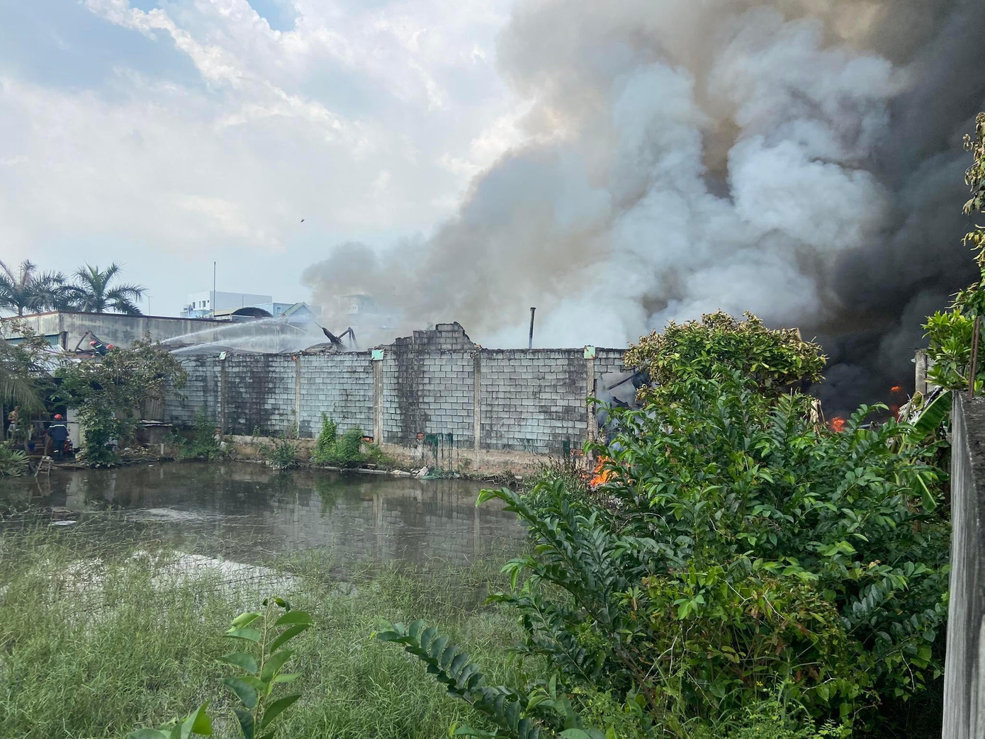 Lực lượng phòng cháy chữa cháy chia ra nhiều mũi tiếp cận đám cháy, phun nước vào bên trong. Lực lượng phòng cháy chữa cháy chia ra nhiều mũi tiếp cận đám cháy, phun nước vào bên trong.