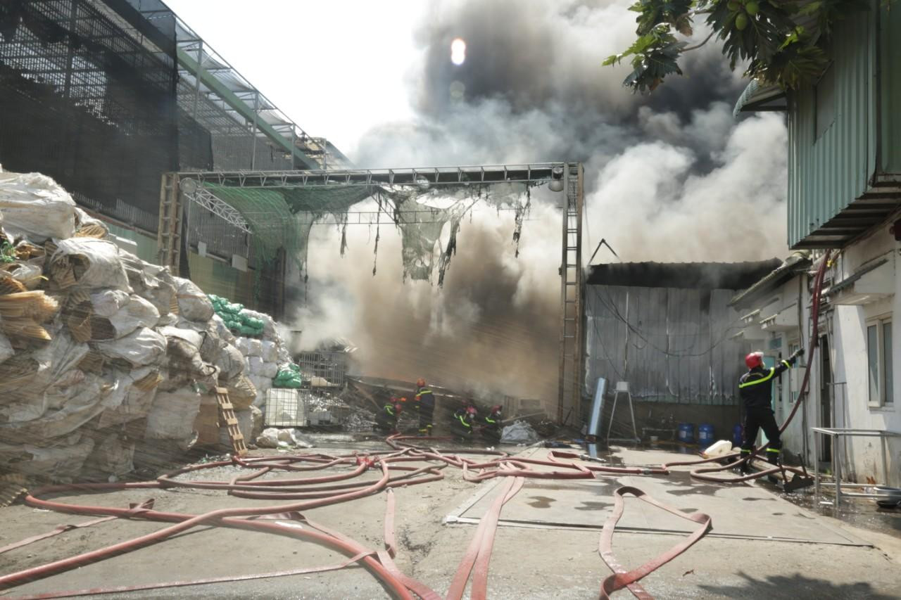 Đến 12h20 cùng ngày, ngọn lửa cơ bản được khống chế. Lực lượng chức năng tiếp tục phun nước làm mát hiện trường. Theo thống kê ban đầu, vụ cháy không có thiệt hại về người. Tuy nhiên khoảng 380/700m2 sàn của nhà kho đã bị thiêu rụi cùng với phế liệu nhựa, pallet,…