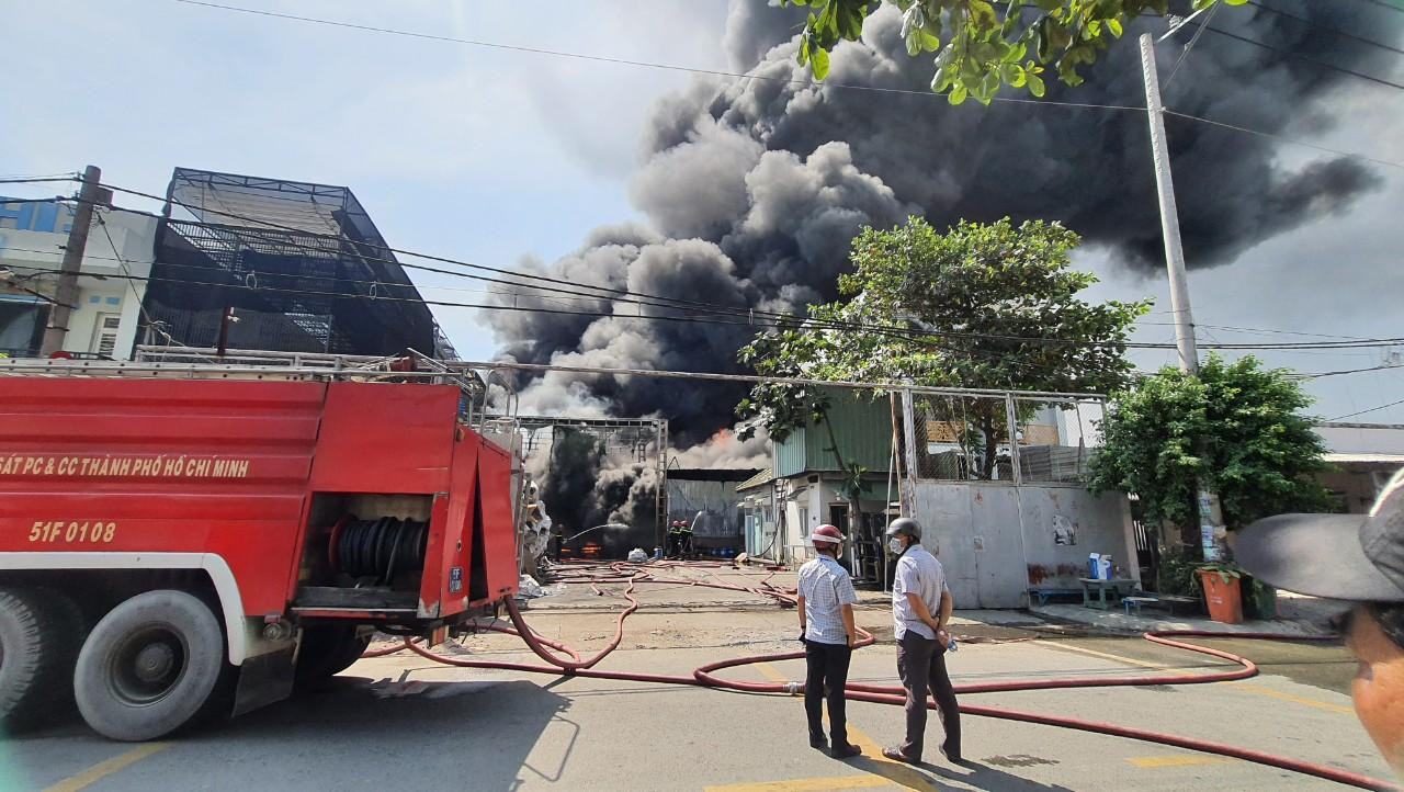 Vụ cháy xảy ra vào khoảng 10h30 tại kho của Công Ty TNHH Xây Dựng -Thương Mại Phát Triển Nhà Hải Châu ở địa chỉ 201B1/7, xã An Phú Tây, huyện Bình Chánh (TPHCM). Kho chứa hàng này có diện tích khoảng 700m2.