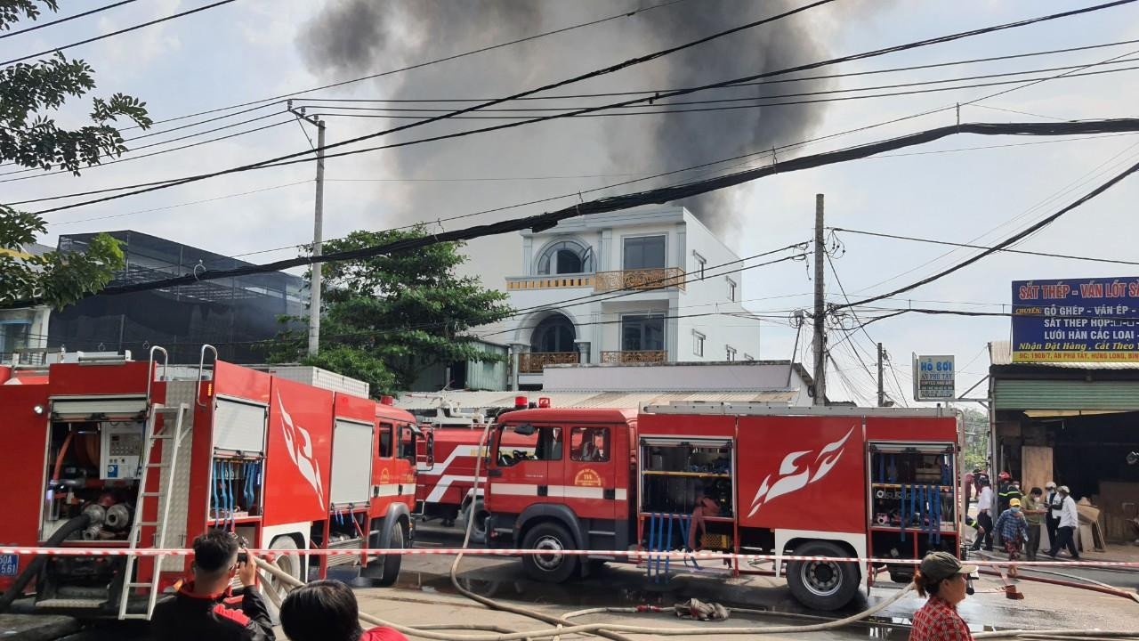 Lực lượng chức năng đã bảo vệ thành công và ngăn chặn không cho cháy lan sang các dãy nhà trọ và các công ty xung quanh.