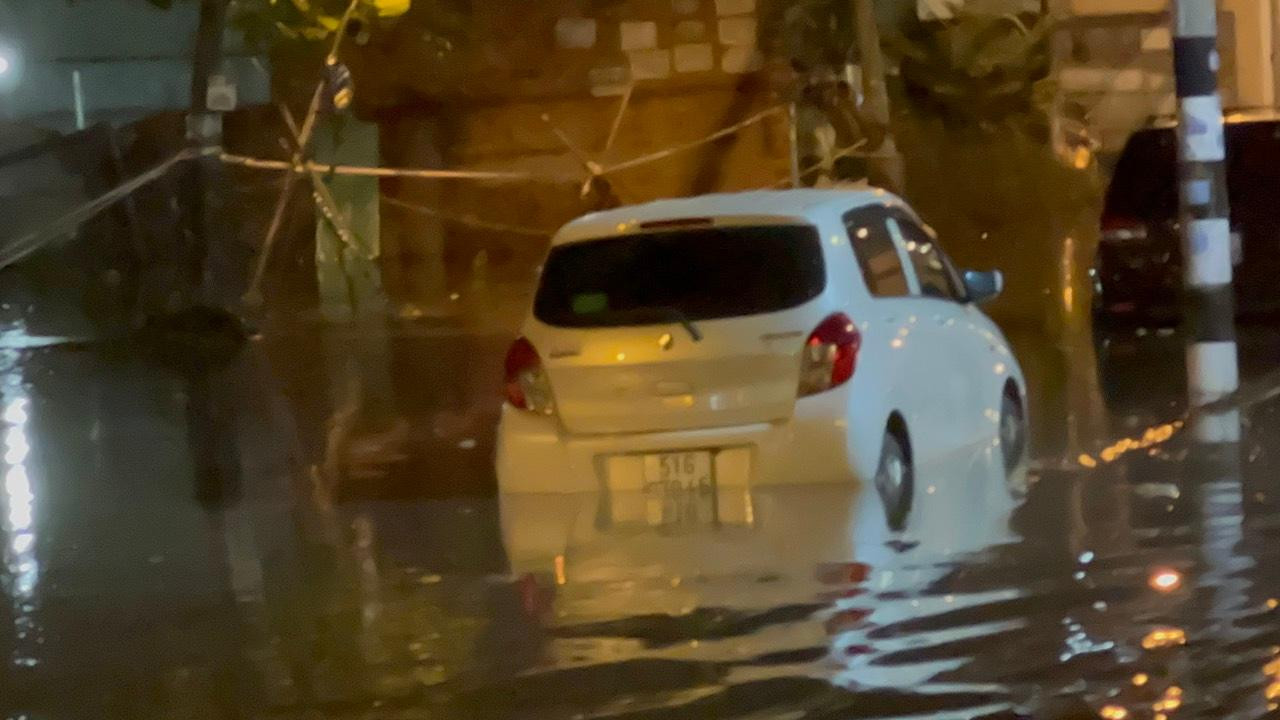 Một số xe ô tô trước khu vực chung cư 4S Linh Đông bị ngập khoảng nửa bánh xe. Một số xe ô tô trước khu vực chung cư 4S Linh Đông bị ngập khoảng nửa bánh xe.