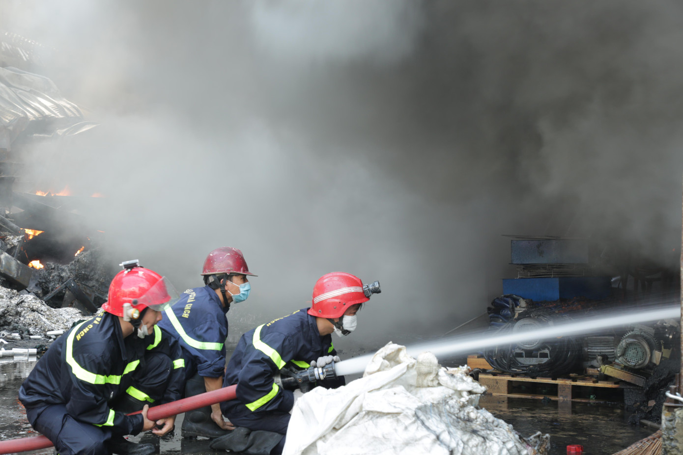 Khói đen nghi ngút bao phủ cả khu vực.