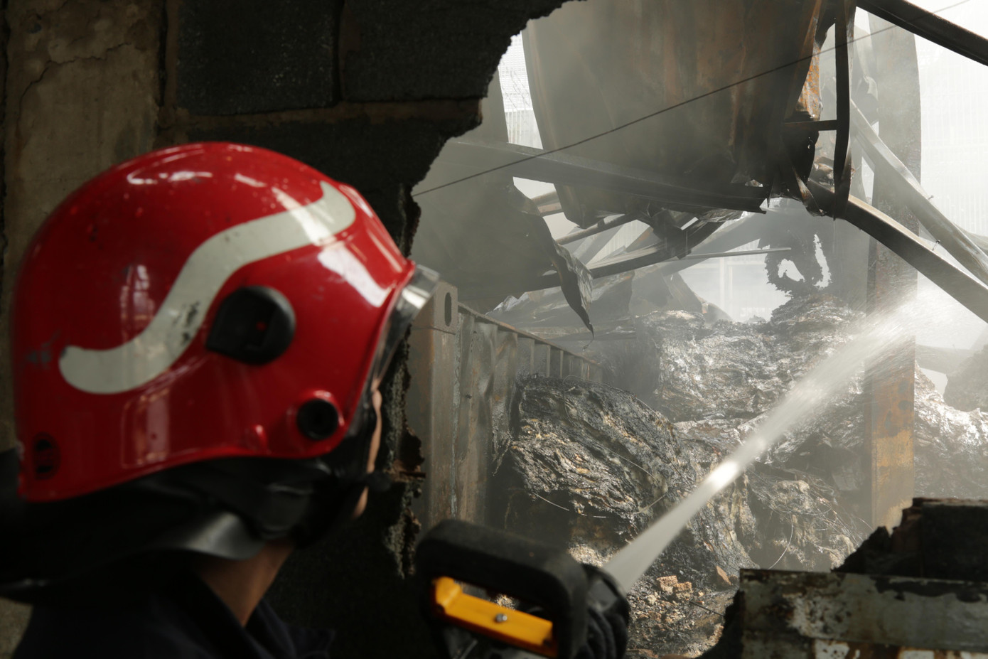 Lực lượng chức năng nỗ lực chữa cháy và ngăn cháy lan ra khu vực các dãy trọ và nhà dân xung quanh.