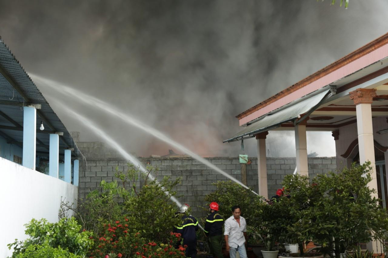 Lực lượng cảnh sát PCCC tiếp cận các hướng để dập lửa.