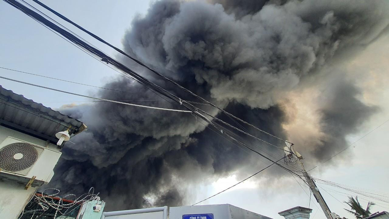 Khói bốc lên dữ dội từ hiện trường vụ cháy.