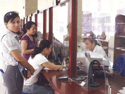 Việc cán bộ công chức không thực hiện công việc theo đúng thẩm quyền và nghĩa vụ gây ảnh hưởng đến quyền lợi hành chính của người dân, cũng có thể bị khởi kiện. Ảnh chụp tại bộ phận “một cửa” của UBND huyện Từ Liêm (Hà Nội) ngày 29-6. Ảnh: Ngọc Minh