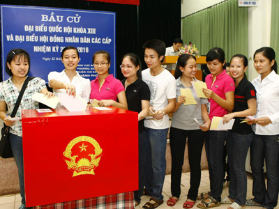 Cử tri tham gia bầu cử Quốc hội và HĐND các cấp nhiệm kỳ 2011-2016. Ảnh: Hồng Vĩnh