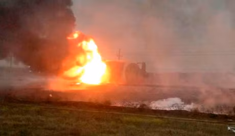 Toa tàu bốc cháy