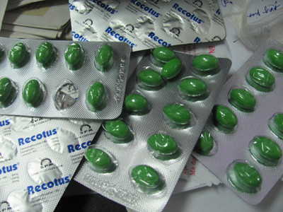 Thuốc Recotus được chỉ định bán theo toa nhưng các nhà thuốc vô tư mua bán, bán cho cả học sinh. Ảnh: L.N