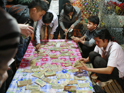 Khách đi chợ Viềng thích thú ngắm những tờ tiền cổ 