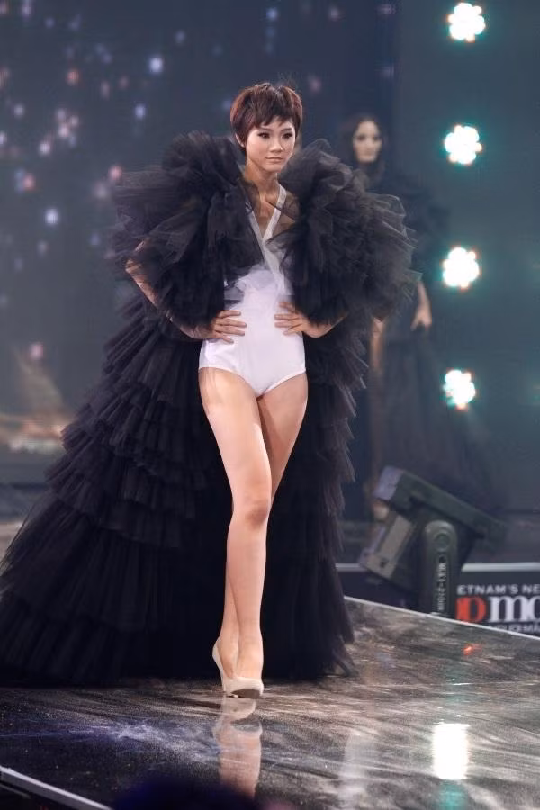 Trà My trên sân khấu đêm chung kết VN's Next Top Model 2011
