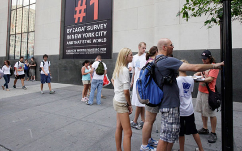 Một góc nhà thờ gần cửa hiệu thời trang thế kỷ 21 ngày 11-9-2001 và bây giờ. Một góc nhà thờ gần cửa hiệu thời trang thế kỷ 21 ngày 11-9-2001 và bây giờ