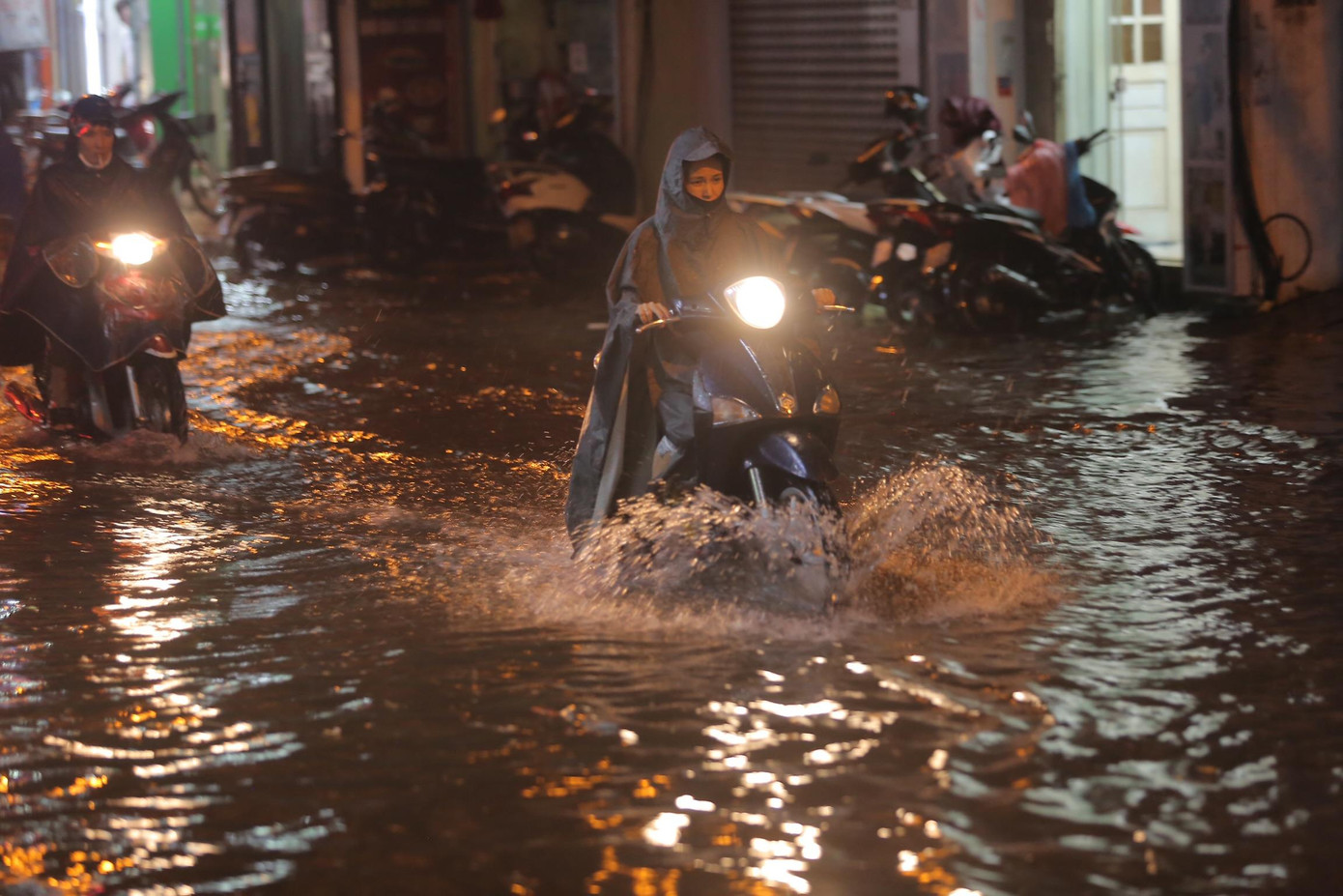 Phố Hoàng Văn Thái nhanh chóng ngập thành sông sau cơn mưa như trút nước.