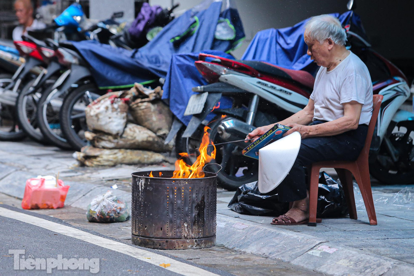 Do khu phố cổ vốn "đất chật người đông" nên nhiều người dân ở đây hóa vàng ngay tại vỉa hè, thậm chí dưới lòng đường.