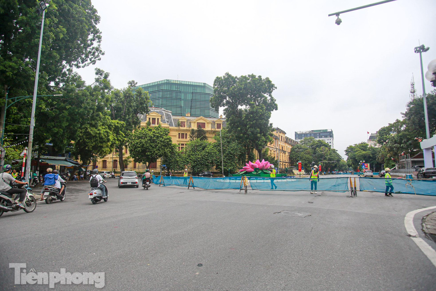 Các phương tiện xe cấp cứu, xe chở bệnh nhân… có nhu cầu vào Bệnh viện tim Hà Nội được phép lưu thông 2 chiều trên tuyến đường Yết Kiêu - Trần Hưng Đạo đoạn từ Cổng viện Tim Hà Nội đến Quán Sứ.