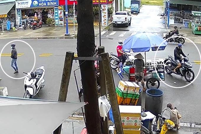 Hai kẻ trộm (vòng tròn trắng) đi xe máy đến khu dân cư IJC - Hòa Lợi (ảnh cắt từ clip).