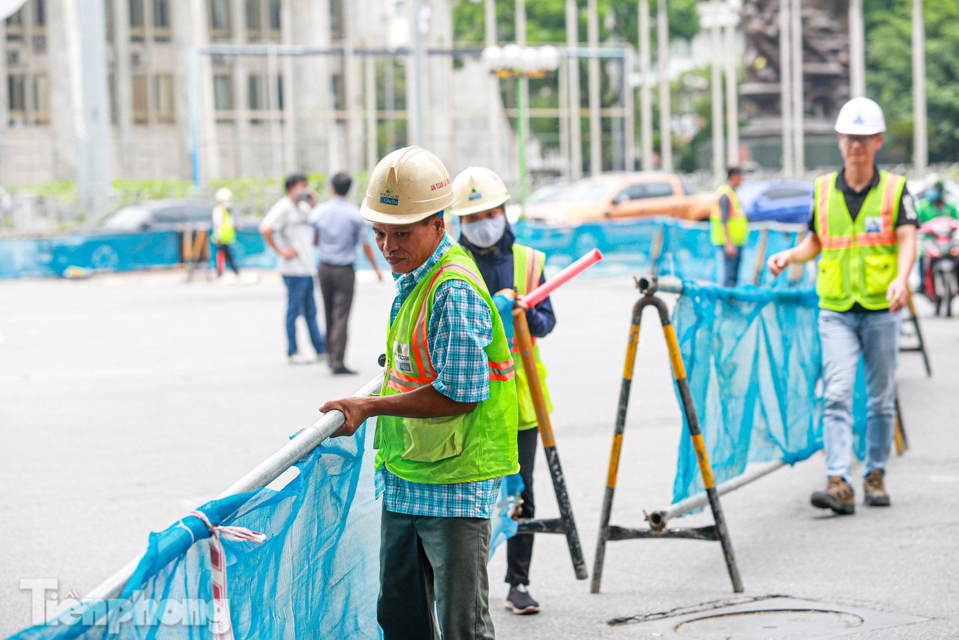 Để phục vụ thi công garage và đường chuyển làn sau ga S12, từ ngày 20/8, MRB tổ chức rào chắn, vận hành thử phương án phân luồng, tổ chức giao thông trên phố Trần Hưng Đạo (đoạn từ Lê Duẩn đến Trần Bình Trọng). Sau khi tiến hành rào thử sẽ tiến hành quan trắc, theo dõi và điều chỉnh phương án (nếu có) dự kiến trong 7 ngày và dựng hàng rào cố định theo phương án đã được thống nhất vào ngày 27/8/2022.