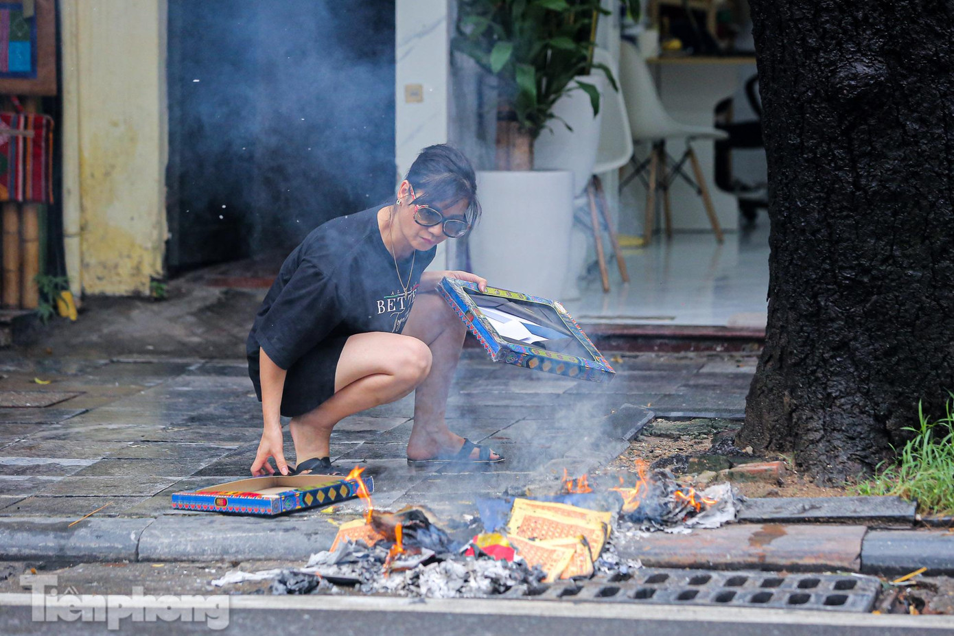 Dù nghi lễ đốt vàng mã không được khuyến khích nhưng nhiều gia đình vẫn đốt vàng mã vì cho rằng đây là tập tục lâu đời.