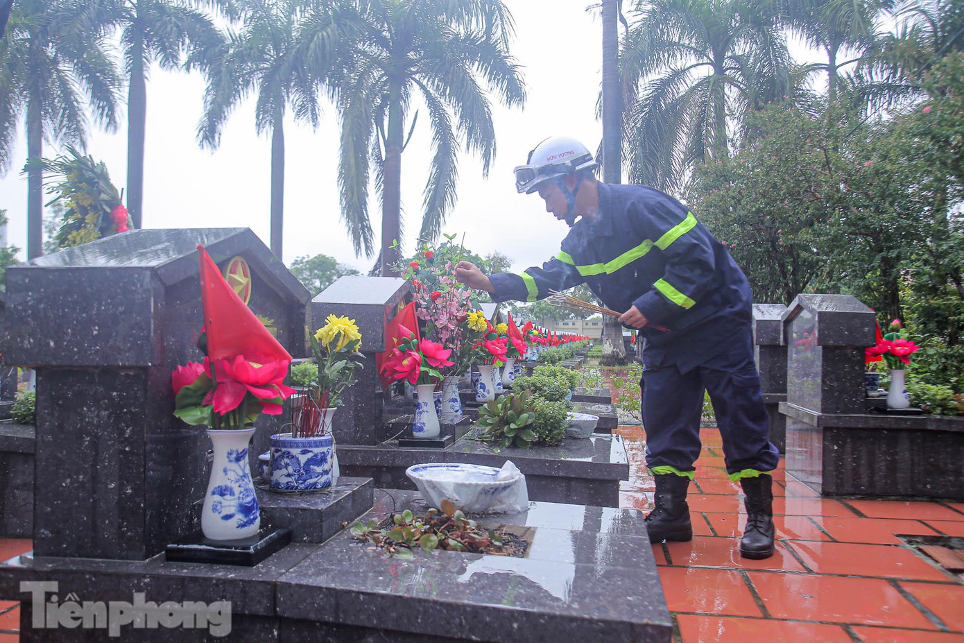 Ngoài ra các chiến sỹ PCCC thắp hương bên những phần mộ liệt sĩ khác tại đây.