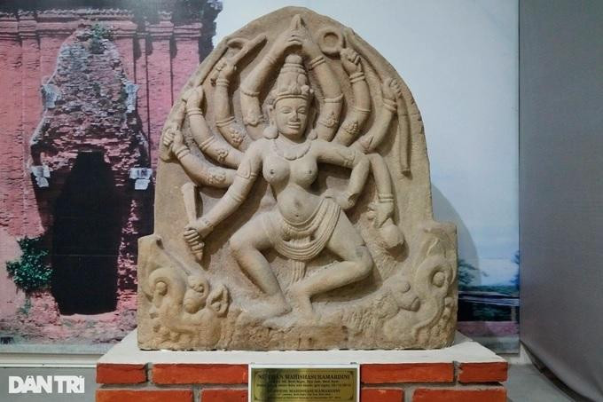 Phù điêu nữ thần Mahishasurmadini (niên đại thế kỷ XII) được Chính phủ công nhận bảo vật quốc gia năm 2015. Phù điêu làm bằng đá sa thạch, phát hiện năm 1989, tại một phế tích tháp có tục danh là Rừng Cấm (thuộc thôn Thủ Thiện Thượng, xã Bình Nghi, huyện Tây Sơn, Bình Định) và còn nguyên vẹn, chỉ vỡ nhỏ một vài chỗ ở chỏm mũi, cánh tay.