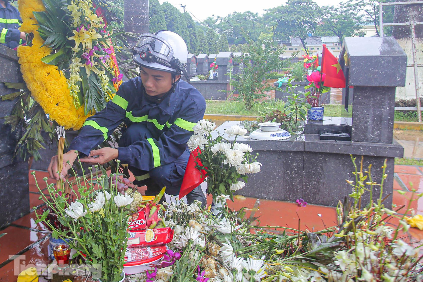 Những nén hương được các đồng đội thắp tri ân cho sự hy sinh anh dũng.