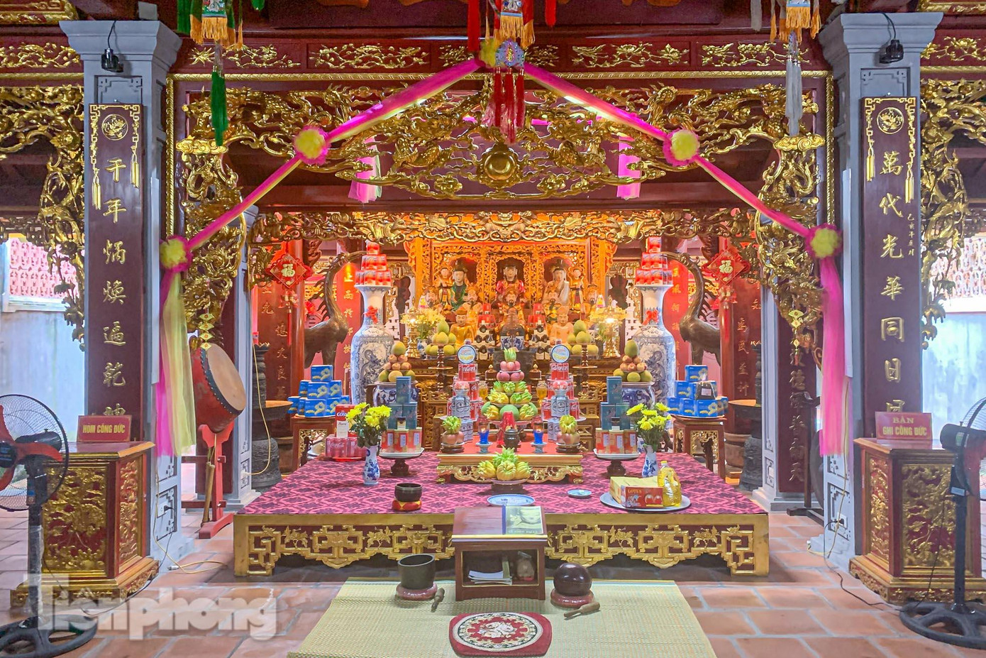 Tiền tế là một nếp nhà ngang ba gian, xây gạch kiểu tường hồi bít đốc tay ngai. Bộ khung đỡ mái được làm bằng gỗ với bốn bộ vì kèo quá giang. Hai đầu tường hồi gắn hai tấm bia đá ghi lại ngày tháng xây dựng, trùng tu di tích. Trên cửa ra vào treo bức hoành phi đề ba chữ “Hỏa Thần từ” được làm năm 1864.