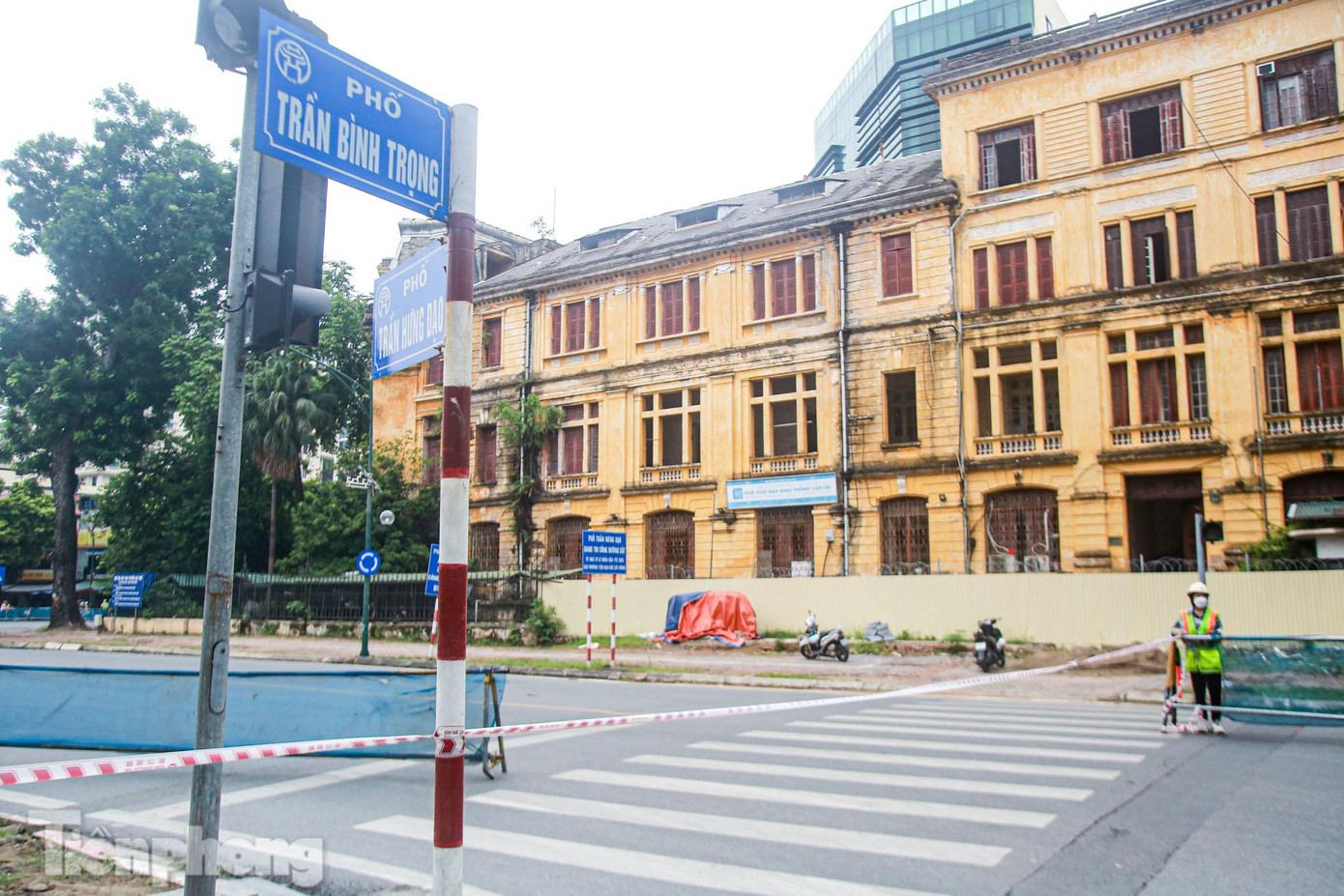 Trong thời gian rào chắn, phương tiện trên đường Trần Bình Trọng theo hướng từ Dã Tượng ra Lê Duẩn sẽ đi theo hướng: Trần Bình Trọng - Trần Hưng Đạo - Dã Tượng - Lý Thường Kiệt - Lê Duẩn; hoặc Yết Kiêu - Trần Hưng Đạo - Quán Sứ - Lý Thường Kiệt - Lê Duẩn.