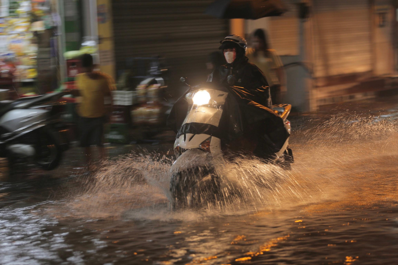 Nhiều phương tiện "rẽ sóng" về nhà.