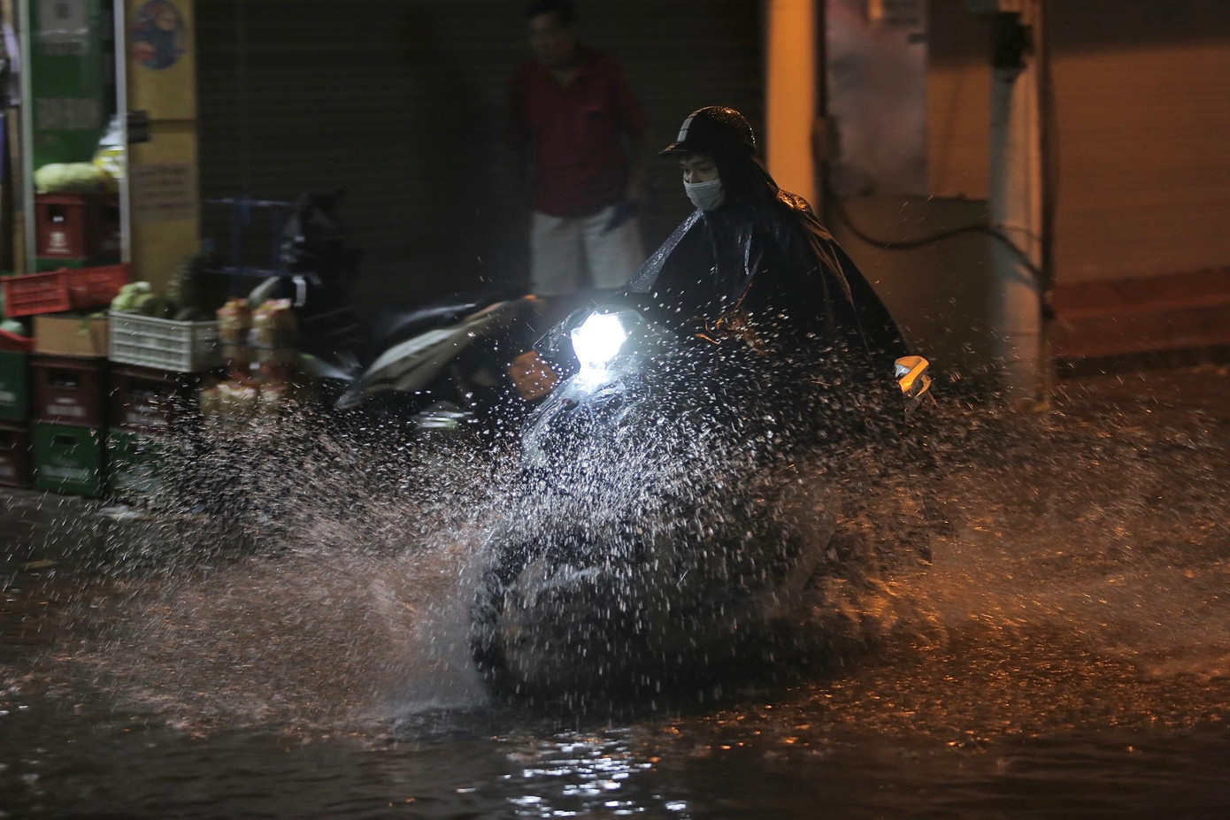 Theo Trung tâm KTTV Quốc gia, qua theo dõi trên ảnh mây vệ tinh và ảnh radar thời tiết cho thấy mây đối lưu đang phát triển trên khu vực các quận/huyện: Hoài Đức, Quốc Oai, Chương Mỹ, Hà Đông, Thanh Oai, Mỹ Đức, Ứng Hòa, Phú Xuyên của thành phố Hà Nội.