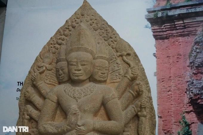 Đây là loại hình điêu khắc dùng trang trí bên trên cửa ra vào của ngôi tháp. Hình tượng thể hiện là một vị thần có 3 đầu, 8 tay, 2 tay chính bắt quyết trước ngực, các tay kia, trong mỗi bàn tay cầm dao găm, hoa sen, binh khí; thần đứng 2 chân chùng xuống, trong tư thế đang múa.