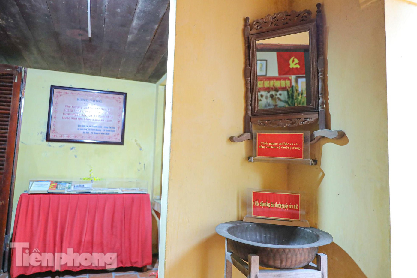 Chiếc gương và chậu nước rửa mặt bằng đồng mà Chủ tịch Hồ Chí Minh dùng khi nghỉ lại ngôi nhà.