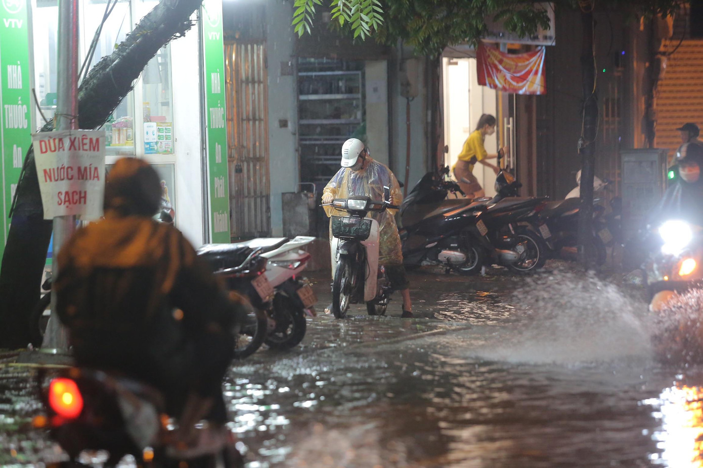 Một xe máy "chết đuối" sau khi lao vào biển nước trên tuyến phố Vương Thừa Vũ.