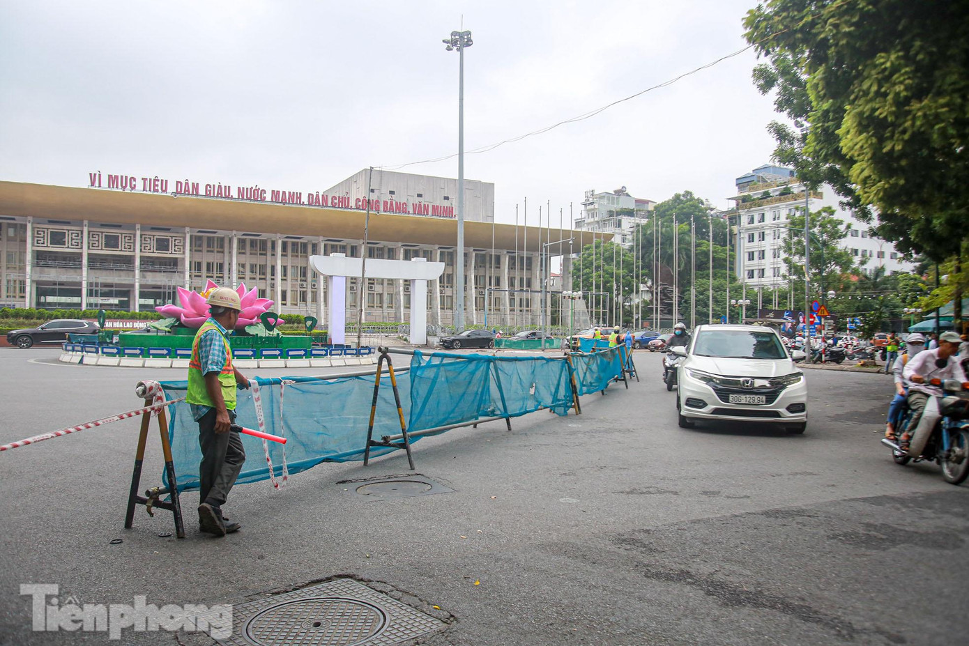 Đối với các tòa nhà phía Bắc ga, có lối đi với chiều rộng trung bình khoảng 1.2m cho người đi bộ và các phương tiện xe máy lưu thông 2 chiều ra vào khu dân cư nội bộ. Về xe buýt, sẽ điều chỉnh tuyến 03A, 11, 38 đi theo lộ trình cho phù hợp với phương án rào chắn và phân luồng tổ chức giao thông.