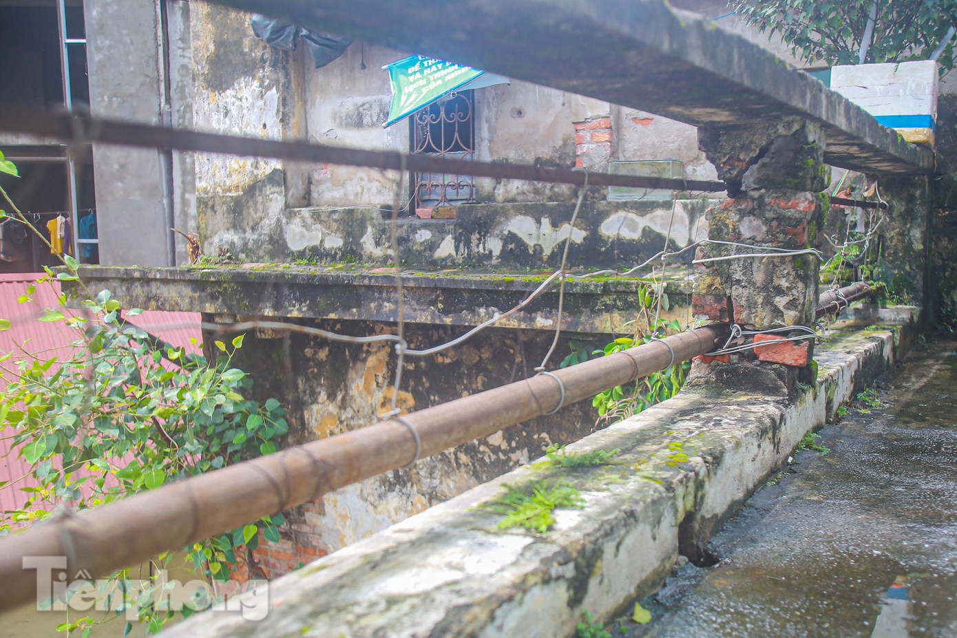 Lan can xuống cấp, được "chữa" rất sơ sài.