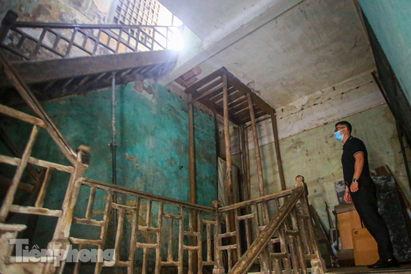 Để lên được gác mái, chỉ có một con đường duy nhất là lên bằng cầu thang gỗ ọp ẹp, cầu thang đã xuống cấp nghiêm trọng, chằng chống tạm bợ bằng các giá gỗ, nan giường, thậm chí sau này các hộ dân vận động góp tiền gia cố, chống đỡ bằng những cột trụ bằng thép.