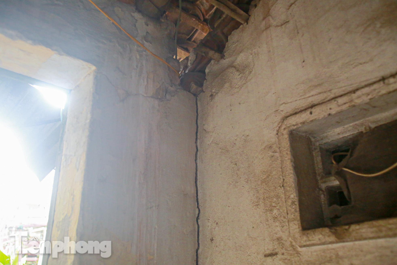 Vết nứt, toác dài xuất hiện tại nhiều hạng mục của công trình biệt thự này.