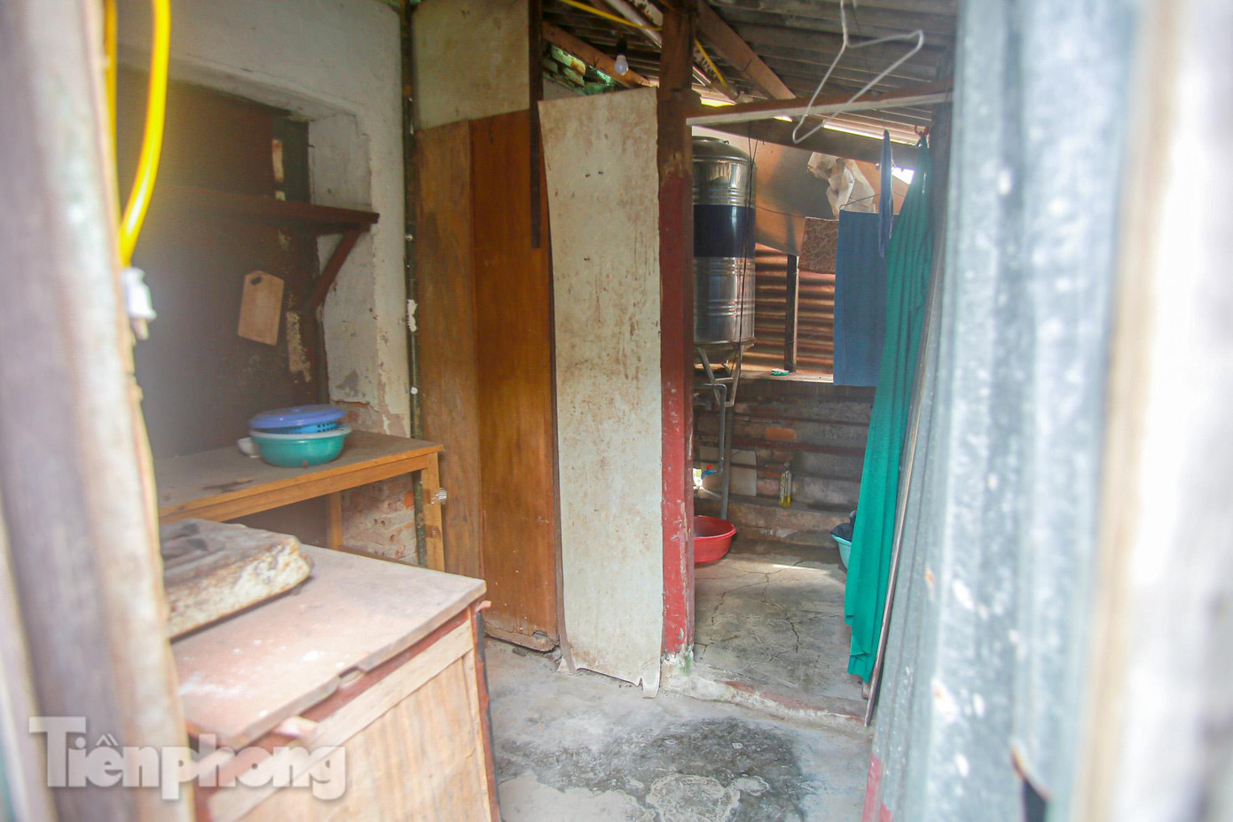 Không gian sống bí bách trong căn biệt thự cũ.