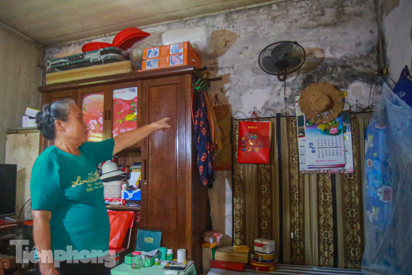 Căn phòng xuống cấp nghiêm trọng, tưởng chừng sắp sập đến nơi, nhiều lần bà muốn sửa nhưng địa phương không đồng ý để giữ lại kiến trúc biệt thự cũ. “Chỉ có duy nhất một lần, nhà dột quá, mái ngói nặng oằn xuống cảm tưởng như ngôi nhà sắp sập. Lúc đó tôi đã làm đơn ra phường để được thay mái ngói thành mái tôn và được đồng ý”, bà Cửi chia sẻ.