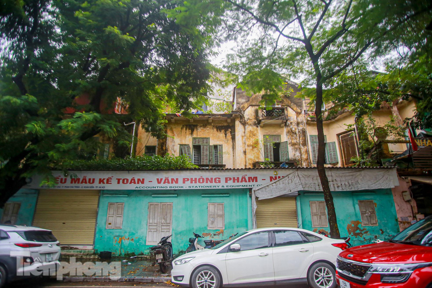 Mặt ngoài bề thế tại nút giao Phan Huy Chú và phố Hàn Thuyên.