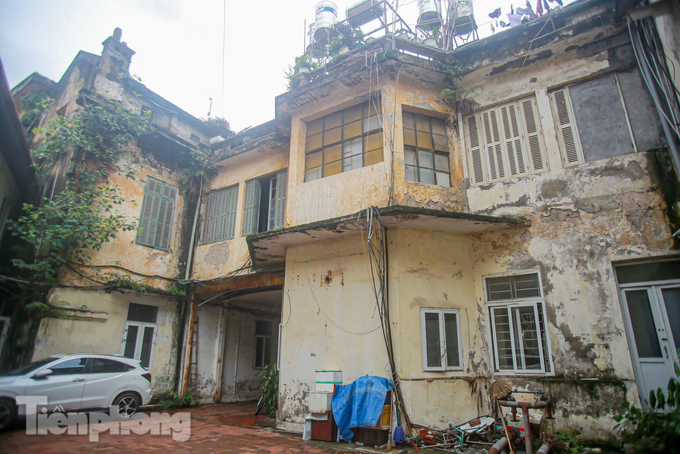 Khu đất có diện tích khoảng 1.328,5m2 nằm ở góc phố giao giữa phố Phan Huy Chú và phố Hàn Thuyên. Nằm trên khu đất là biệt thự Pháp được xây trước năm 1954, trước đây là Viện Kiểm nghiệm an toàn vệ sinh thực phẩm Quốc gia thuộc Bộ Y tế chuyển giao sang UBND thành phố Hà Nội;