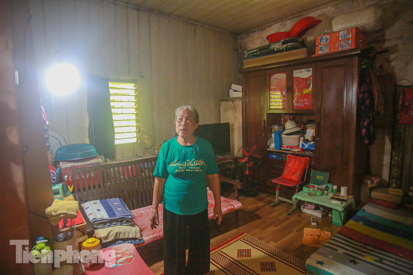 Cư dân trước đây là cán bộ, nhân viên được tiêu chuẩn phân nhà. Một số hộ đã bán hoặc cho thuê, còn lại một số hộ vẫn bám trụ sinh sống. Bà Trần Thị Cửi nay đã hơn 70 tuổi, gần 50 năm sống tại căn biệt thự này, gia đình bà 3 thế hệ với 6 người đang sinh hoạt trong 2 căn phòng chật chội chỉ vỏn vẹn 20m2. Được tiếng sống trong biệt thự nhưng thực tế gia đình bà hàng ngày sinh hoạt trong "chiếc lồng chim".