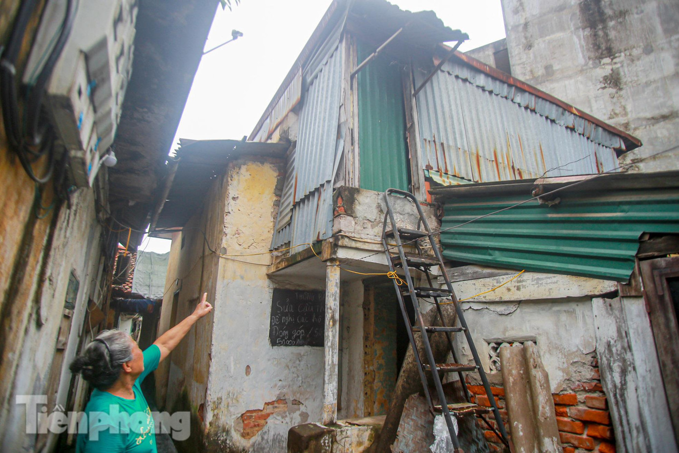 Phòng được cơi nới trên phần mái.