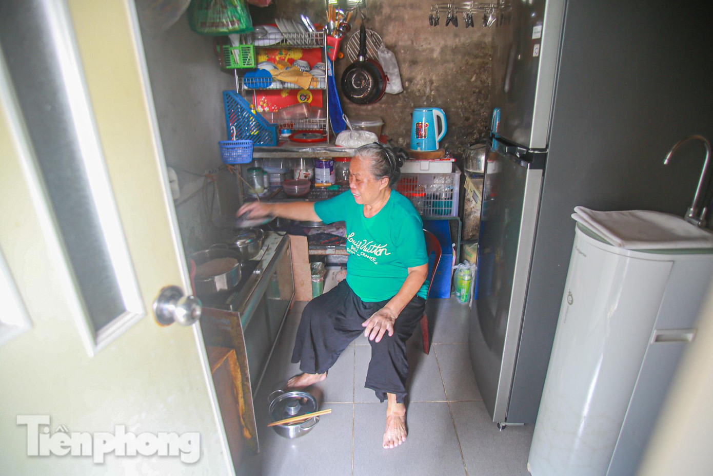 “Thế nên giờ tôi cũng chỉ biết sống quanh quẩn tạm bợ thế thôi, đôi lúc tôi nói vui với mọi người rằng mình không khác gì chị Dậu thời hiện đại”, bà Cửi bộc bạch.